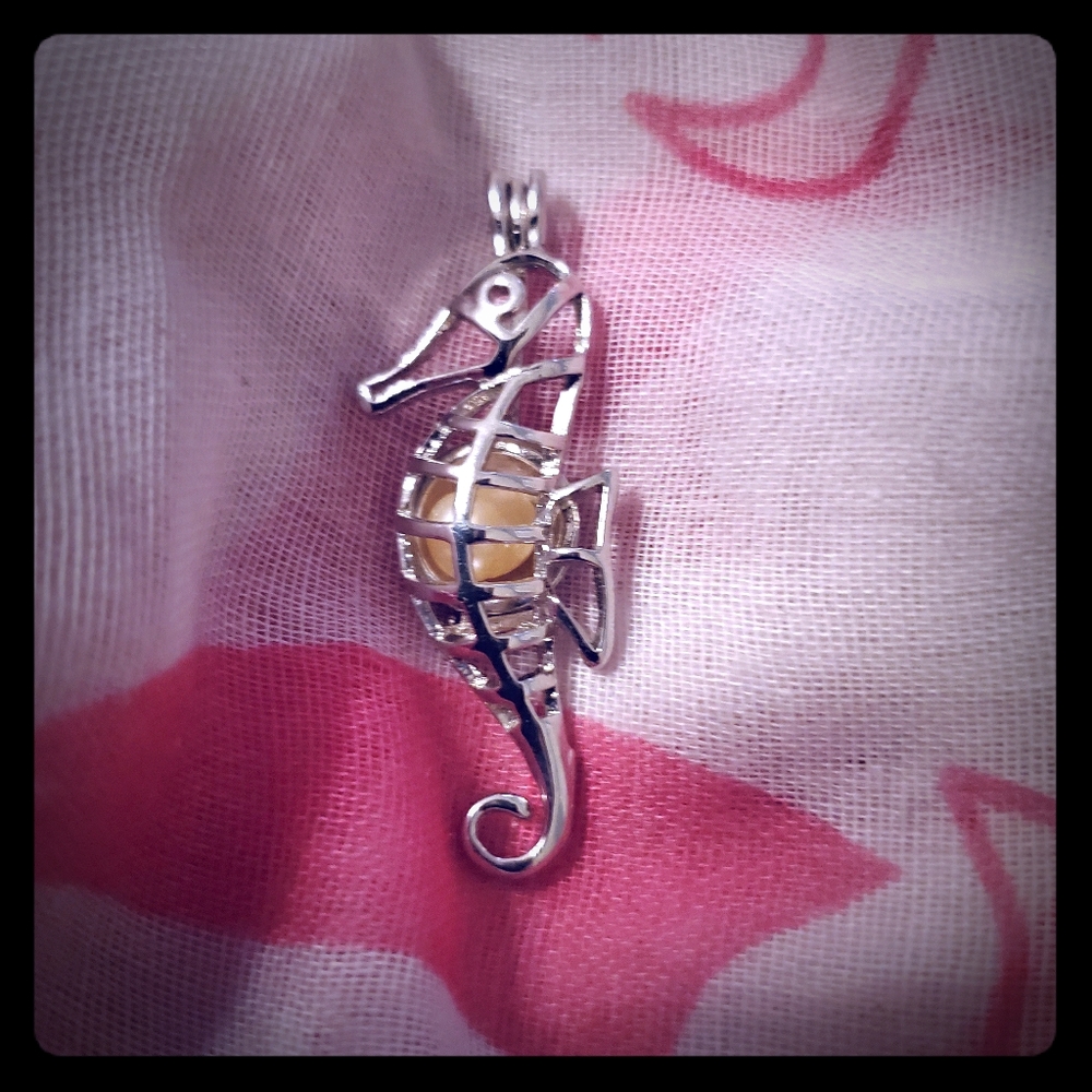 Seahorse pendant w/freshwater pearl inside